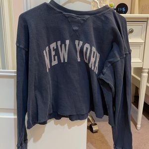 BRANDY MELVILLE LONG SLEEP NEW YORK CROP TSHIRT